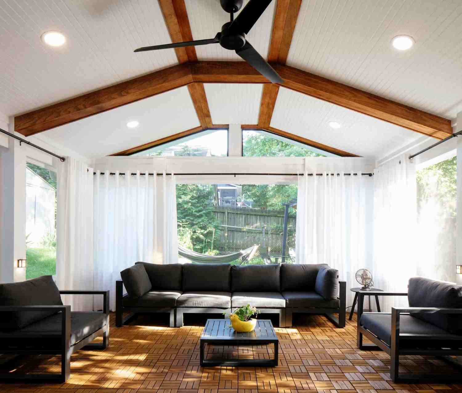 sunroom-black-furniture